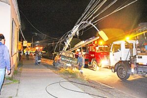 Camioneta que chocó poste y fue abandonada tenía denuncia por robo