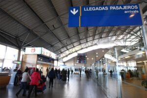Cancelan vuelos desde Santiago al sur por malas condiciones climáticas