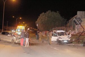 Un lesionado y cuantiosos daños en vehículos y señaléticas deja accidente