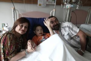 Familia denuncia que Isapre condiciona atención de niño con leucemia