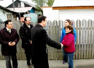 Visitan casas beneficiadas con protección de patrimonio familiar