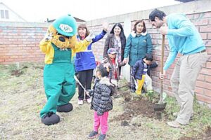 Niños de Jardín Infantil Villa Austral plantaron árboles