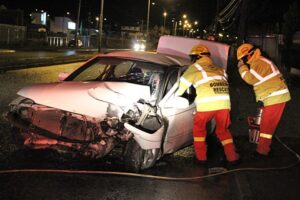 Con fractura de nariz conductor tras choque con poste