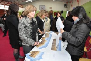 Enap Magallanes y Methanex entregan libro de arqueología a establecimientos educacionales