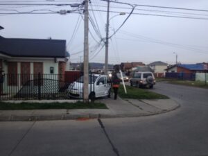 Un lesionado, daños en vehículo y vivienda tras colisión