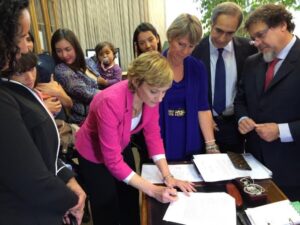 Senadora Goic presenta proyecto de ley a la latencia materna