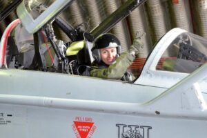 4 años del primer vuelo de una mujer en avión de combate