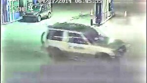 Conductor huye de servicentro sin pagar y arranca con la manguera de carga de bencina
