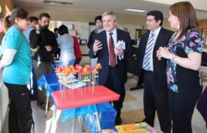 Alcalde de Natales visitó Feria Saludable