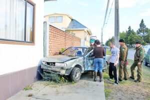 Mujer al volante provocó cuantiosos daños en choque