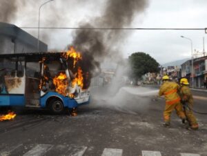 Nueve buses de transporte público quemados en Venezuela