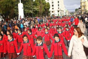 Escuela Portugal fue protagonista del desfile de mediodía en Plaza de Armas
