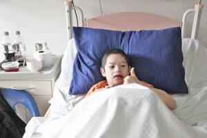 Isapre se compromete a cubrir gastos médicos de niño con leucemia