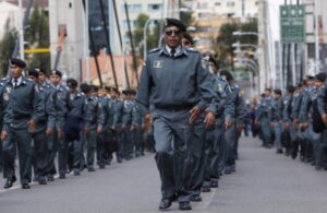 Militares suspenden protestas a la espera de reunión con Morales