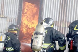 Millonarias pérdidas deja voraz incendio de bodegas de empresa de transportes