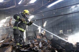 Bomberos trabajó en reactivación de incendio en bodega de transporte