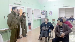 Entregan silla de ruedas a mujer necesitada