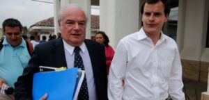 Abogado niega pago a viuda de la víctima