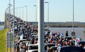Nuevas manifestaciones contra planta de celulosa