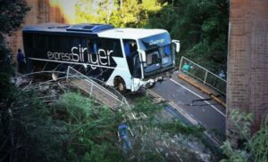 Dos muertos y 16 heridos deja desplome de puente en Argentina