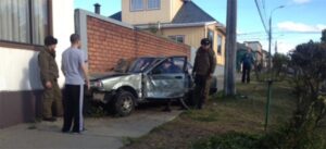 Conductora pierde control del vehículo y choca frente a una vivienda