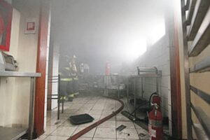 Inflamación de aceite causó incendio en pub restaurant