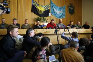 Insurgentes prorrusos muestran a observadores militares retenidos