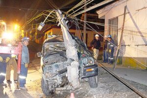 Abandonó vehículo tras destruir poste