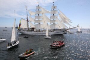 Con gran desfile ingresaron Veleros a Valparaíso