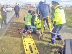 Hombre de 54 años sufre grave fractura tras caer de motocicleta
