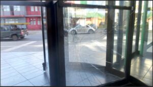 Desconocidos provocaron daños en el edificio de Obras Públicas
