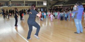 Párvulos de la Junji repletan Gimnasio Fiscal haciendo actividad física