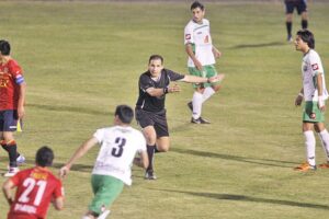 Ex árbitro de la FIFA dicta cursos en Magallanes