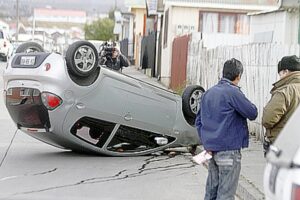 Chofer lesionado tras volcar y chocar vivienda