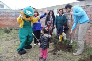 Párvulos y personal del Jardín Villa Austral plantan árboles entregados por CONAF