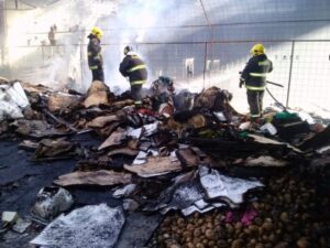 Incendian residuos al interior de bodega siniestrada