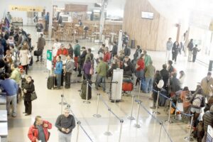 Niebla santiaguina obligó a cancelar vuelo  y retrasó otros tres con destino a Punta Arenas
