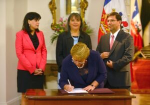 Bachelet firma decreto para nueva Ley de Isapres