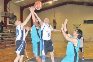 Vickery y Natales mandan en la competencia del maxibásquetbol