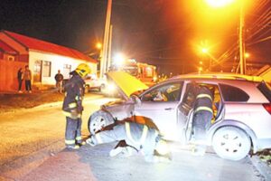 Evitó colisionar auto tunning y terminó contra un poste