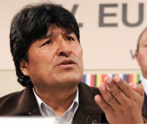 Morales presentará memoria contra Chile en La Haya