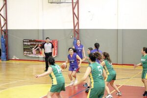 A gimnasio lleno se disputó el básquetbol senior femenino