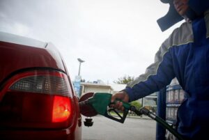 Bencinas caerán hasta $20 por litro a partir de mañana