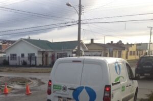 Aguas Magallanes trabaja para reparar rotura generada por obras de constructora
