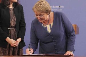 Bachelet firma proyecto de reforma al binominal