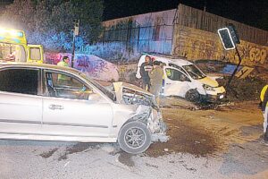 Un lesionado y cuantiosos daños en  vehículos y señaléticas deja accidente