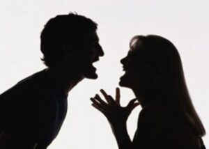 Hombre discutió con su esposa y la mordió en el brazo