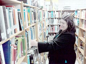Vecina de Nelda Panicucci realiza pasantía en biblioteca