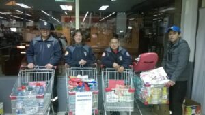 Voluntarios reciben donaciones en la entrada del supermercado Unimarc de Natales