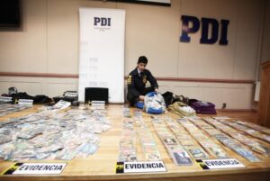 Millonaria incautación de discos compactos realiza la PDI en feria libre